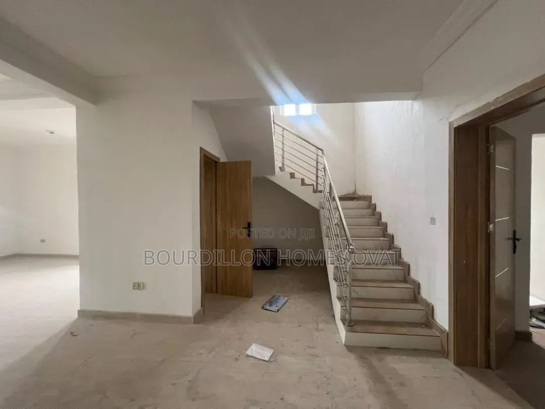 3bdrm Maisonette in Lekki Phase 1 for sale