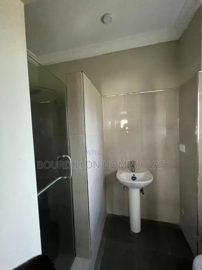 2bdrm Apartment in Lekki Phase 1 for rent