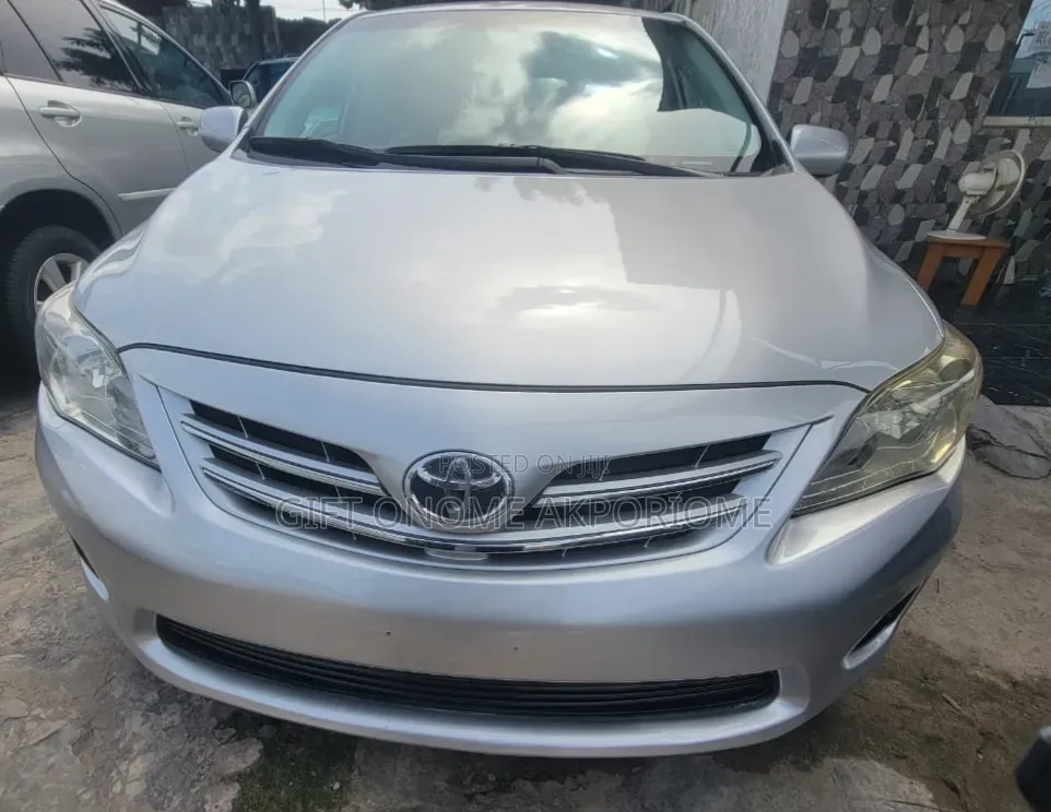Toyota Corolla LE 4dr Sedan (1.8L 4cyl 4A) 2013 Silver
