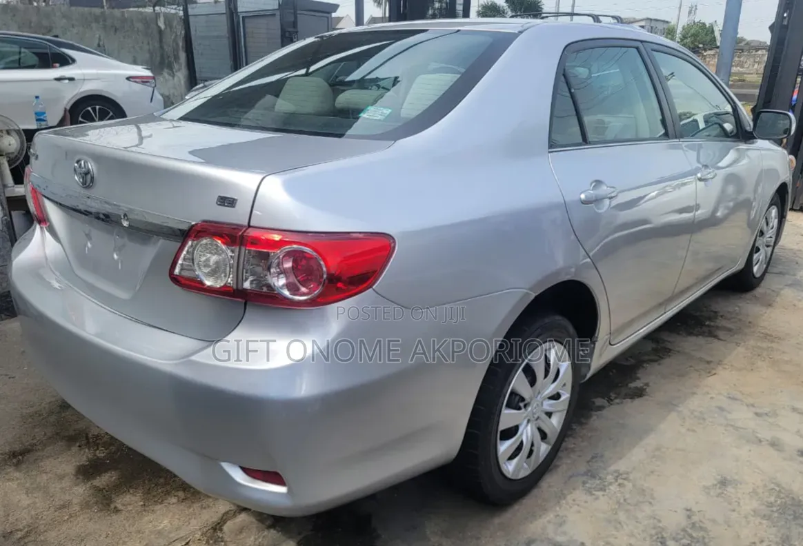 Toyota Corolla LE 4dr Sedan (1.8L 4cyl 4A) 2013 Silver