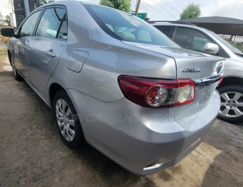 Toyota Corolla LE 4dr Sedan (1.8L 4cyl 4A) 2013 Silver