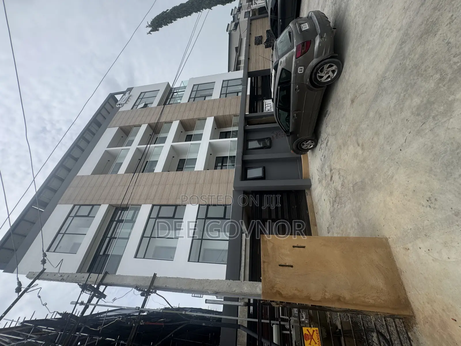 3bdrm Apartment in Lekki Phase 1 for sale