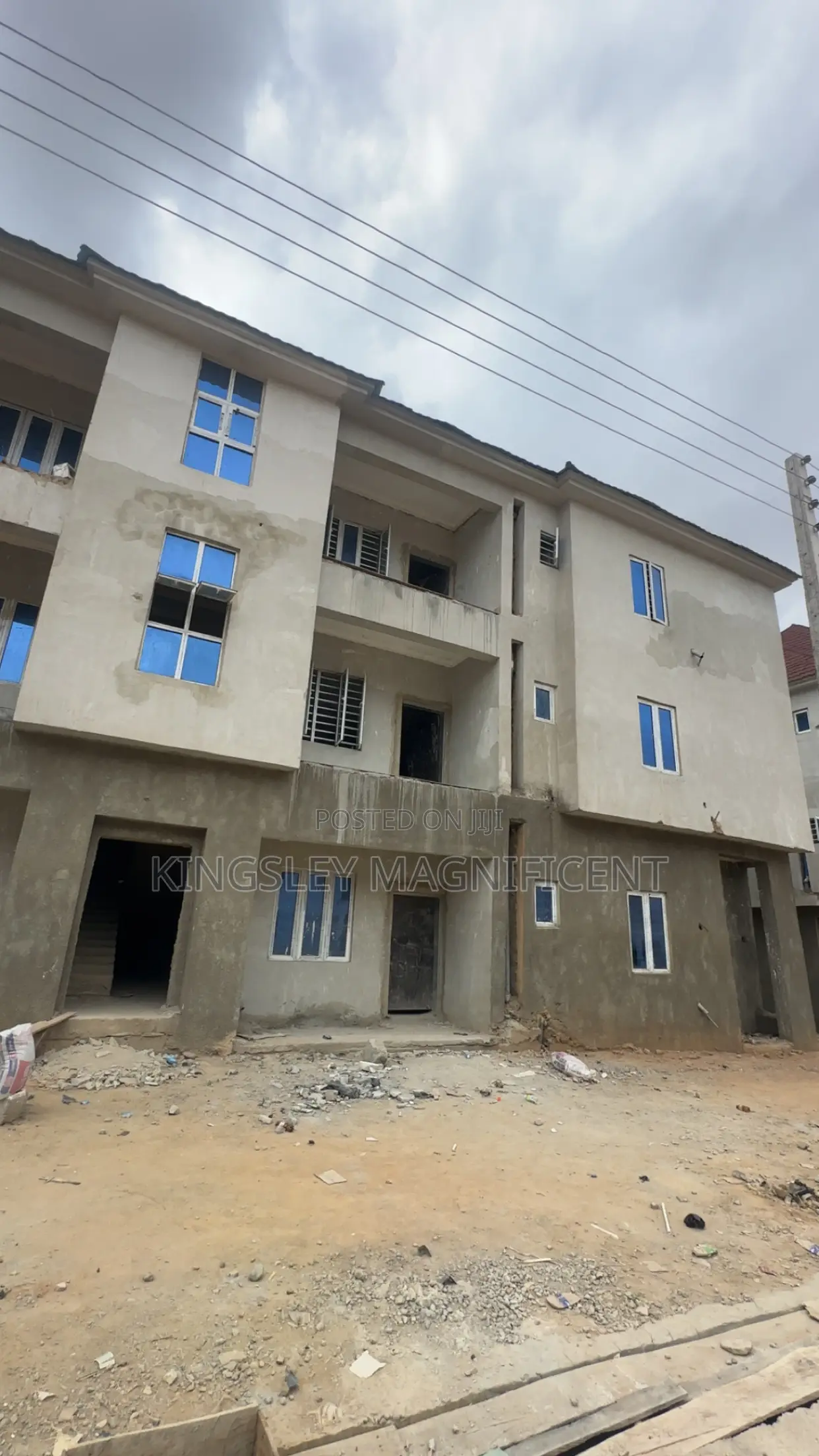 3bdrm Block of Flats in Kyami Airport Road, Lugbe District for sale