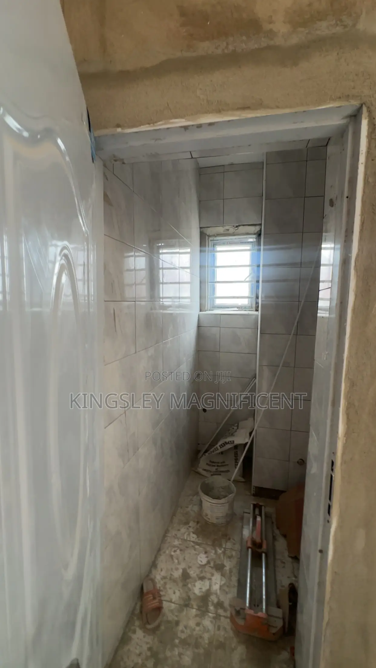 3bdrm Block of Flats in Kyami Airport Road, Lugbe District for sale