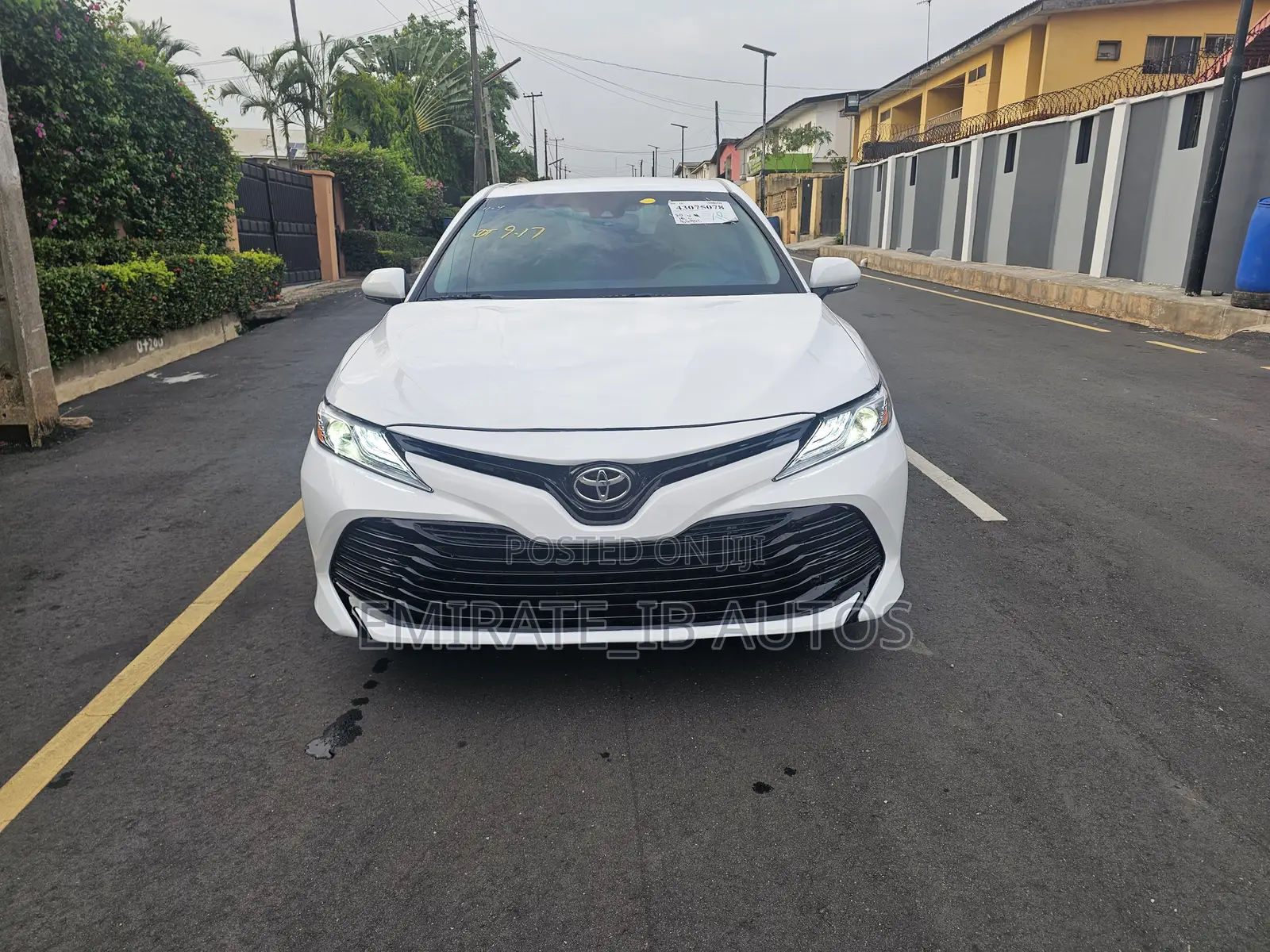 Toyota Camry LE FWD (2.5L 4cyl 8AM) 2018 White