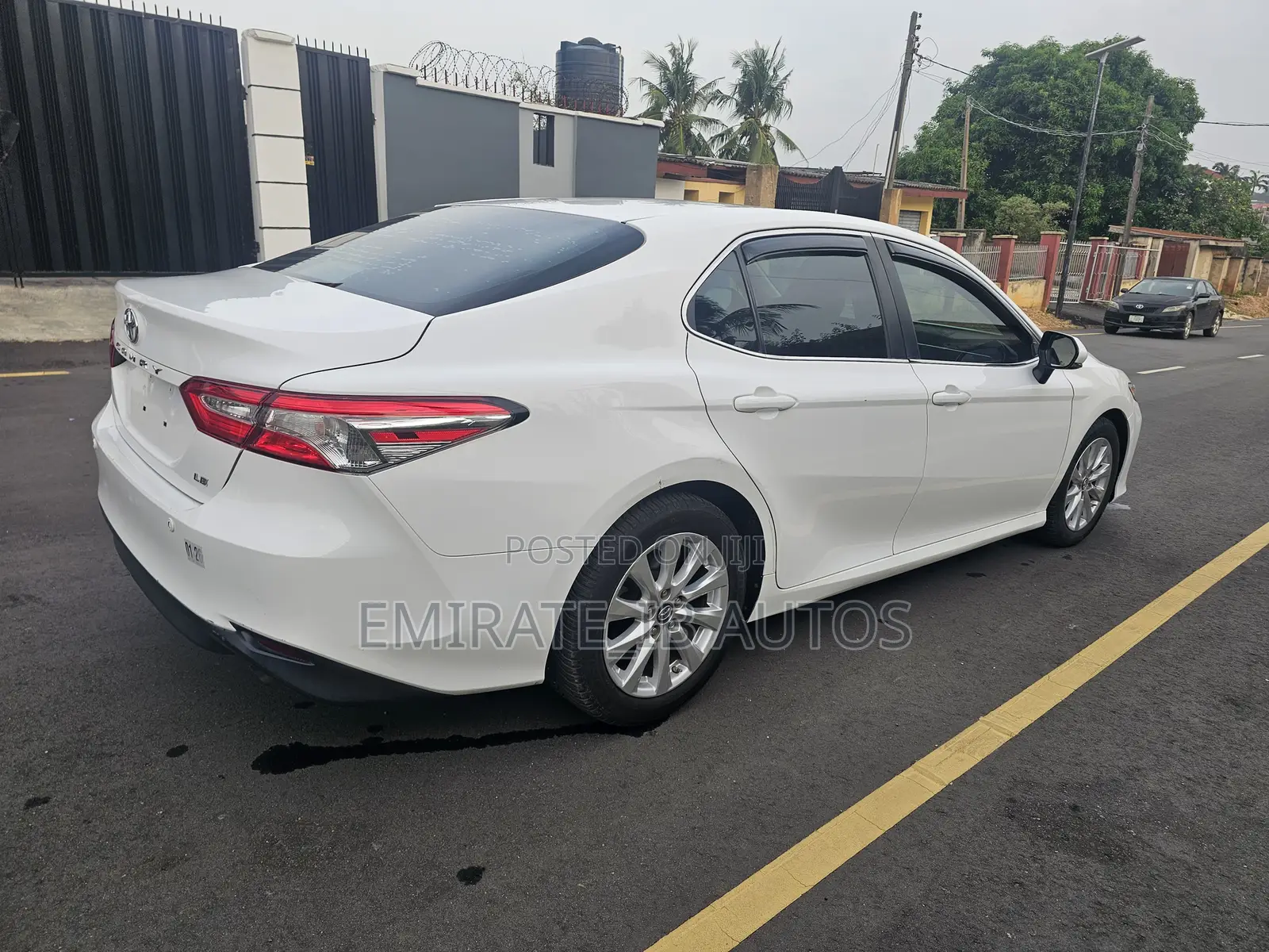 Toyota Camry LE FWD (2.5L 4cyl 8AM) 2018 White