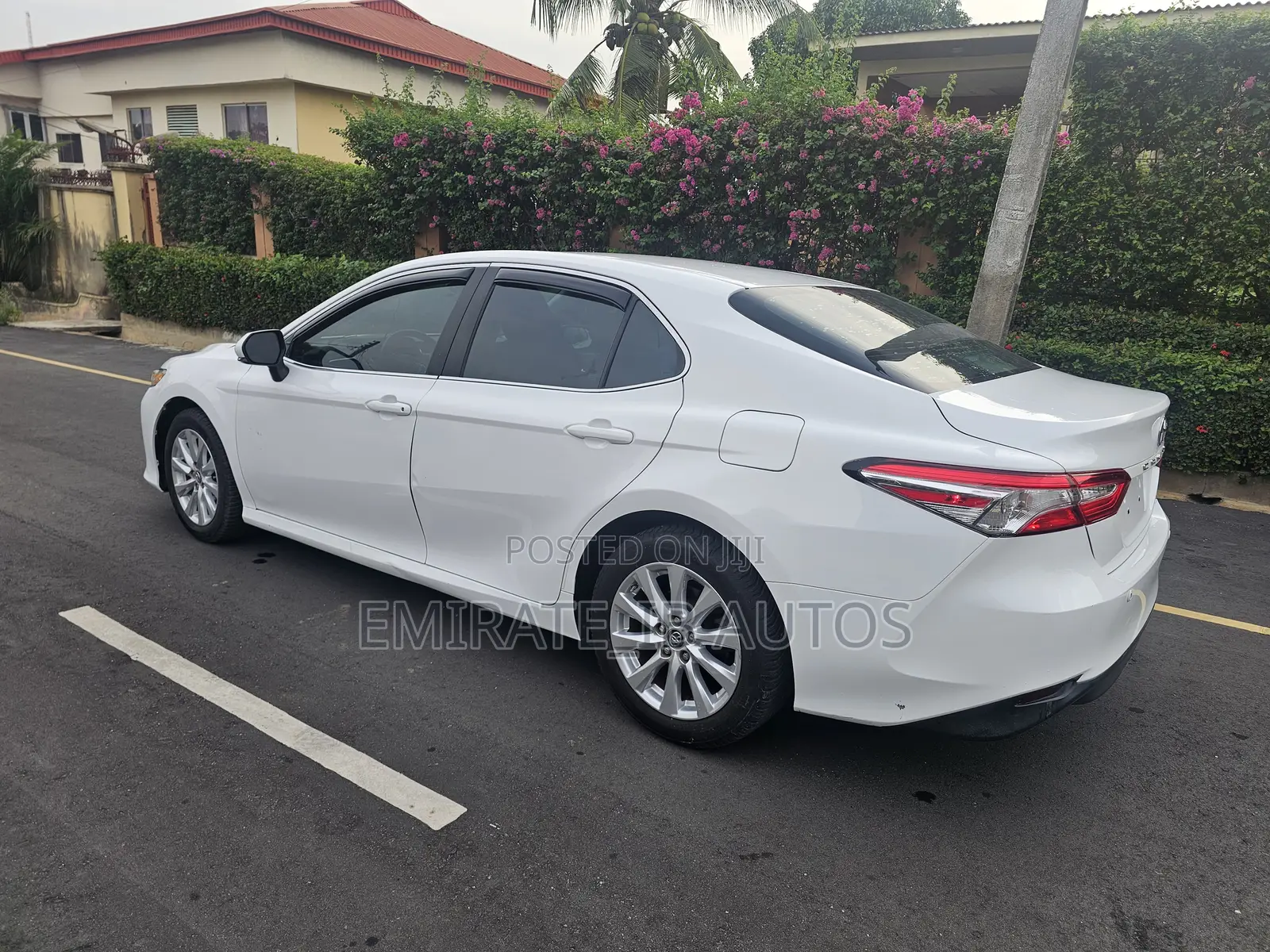 Toyota Camry LE FWD (2.5L 4cyl 8AM) 2018 White
