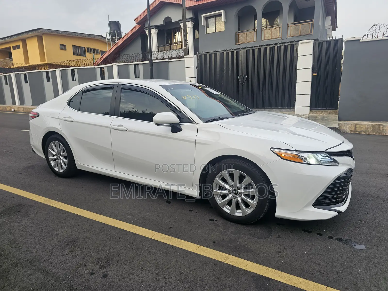 Toyota Camry LE FWD (2.5L 4cyl 8AM) 2018 White