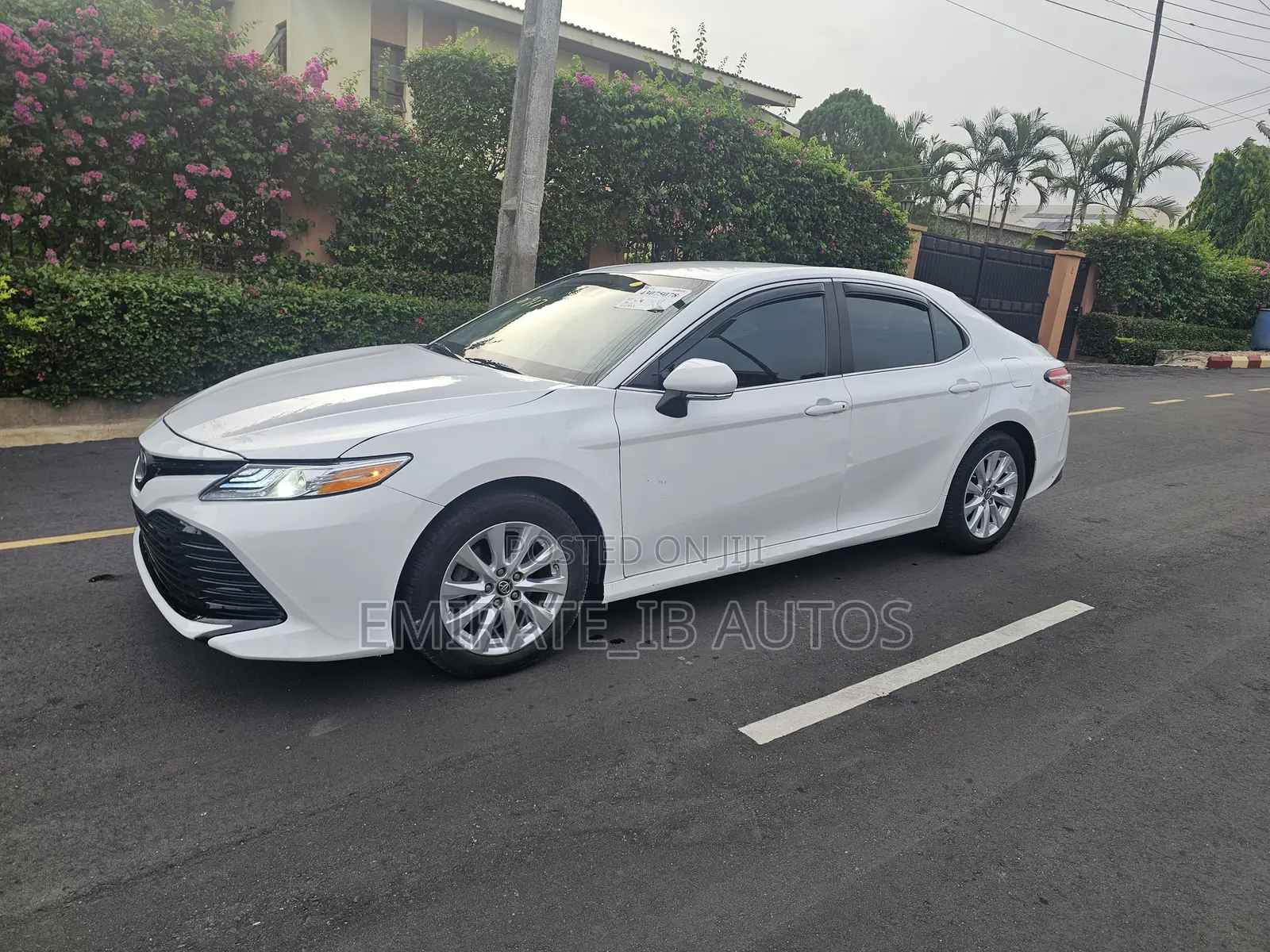 Toyota Camry LE FWD (2.5L 4cyl 8AM) 2018 White