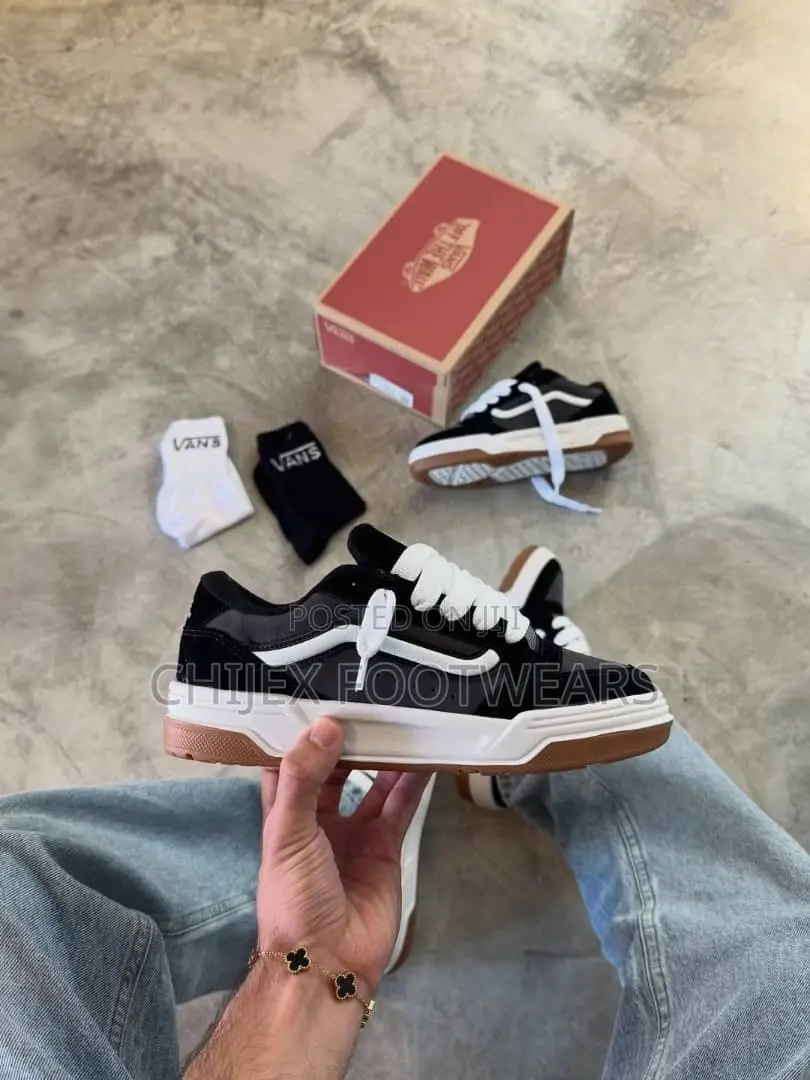 Luxury Vans Hylane Black