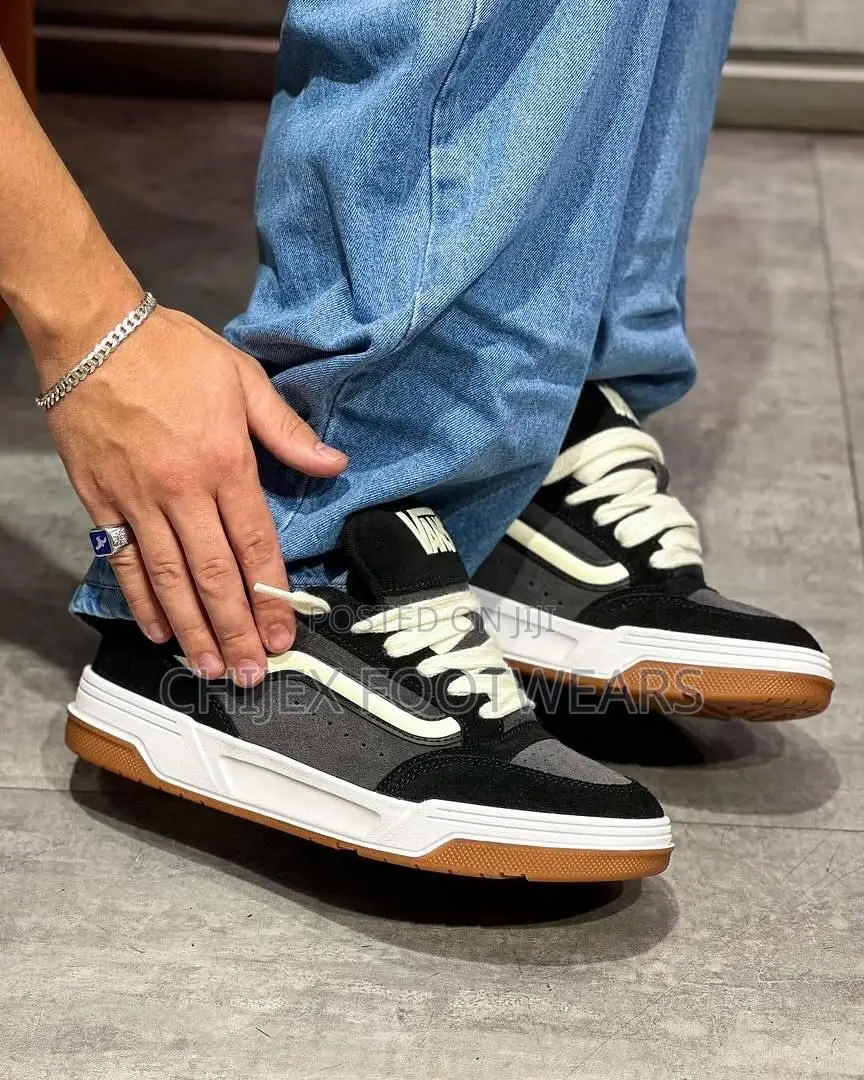 Luxury Vans Hylane Black