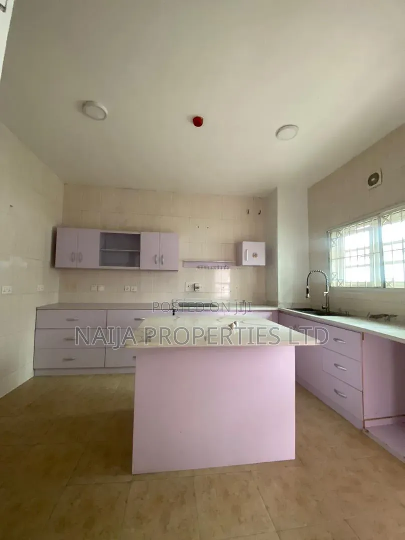3bdrm Apartment in Off Admiralty Way, Lekki Phase 1 for rent