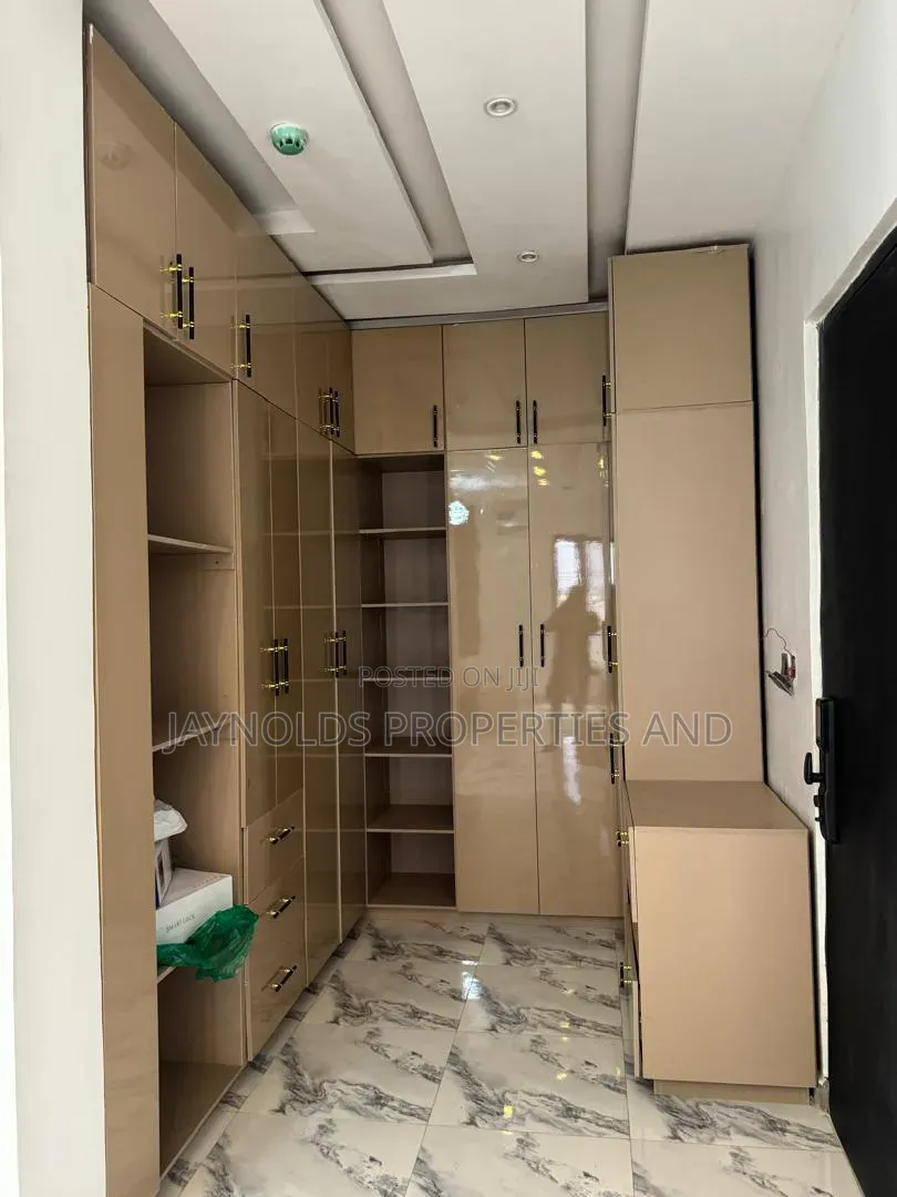 Furnished 5bdrm Duplex in Agric for sale