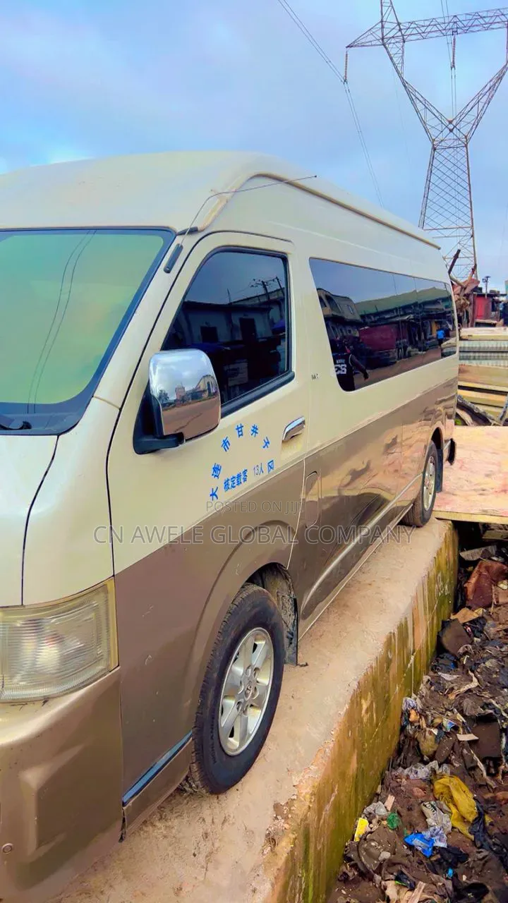 Toyota HiAce 2010 Silver