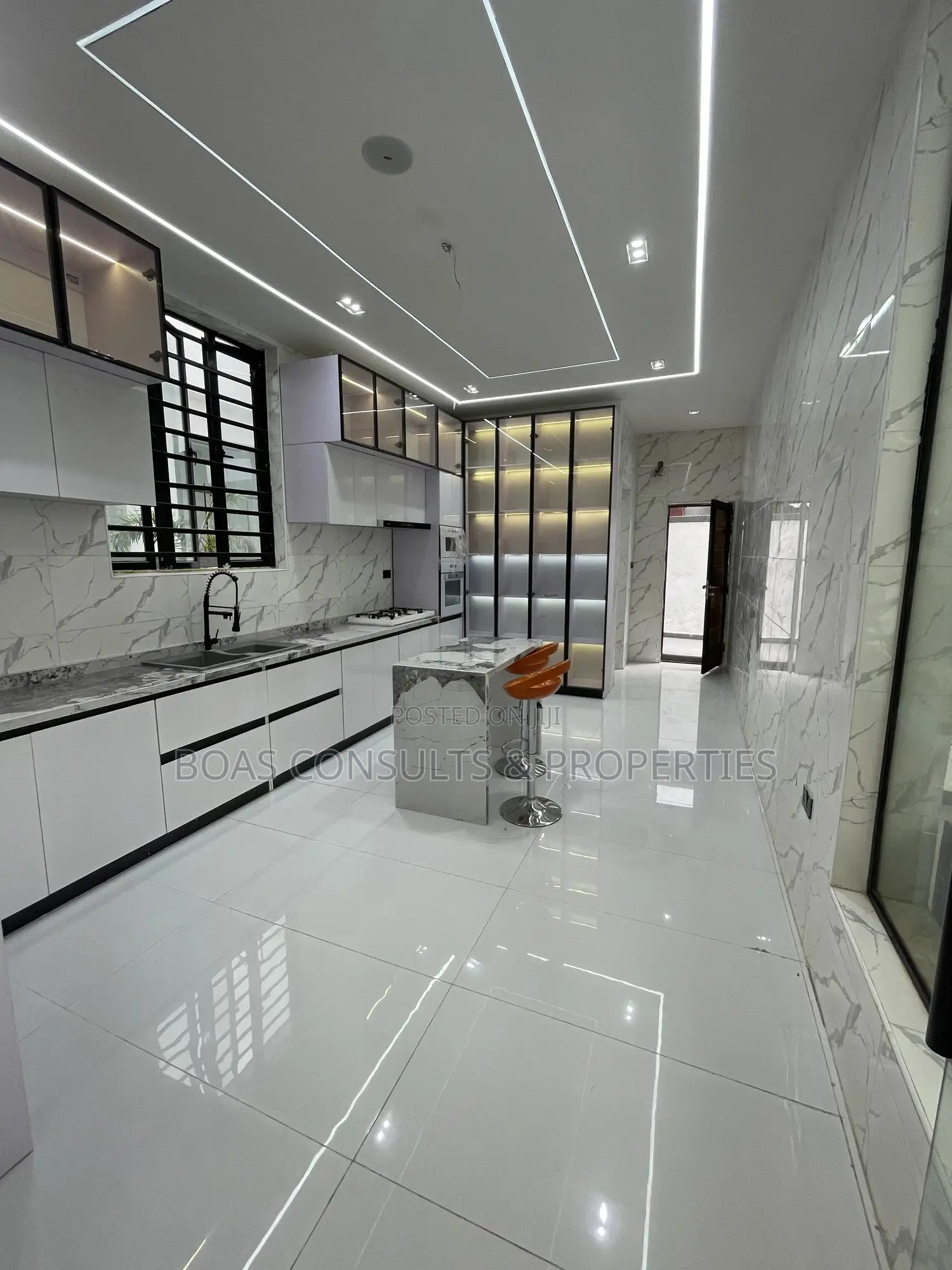 5bdrm Duplex in Lekki Phase 2 for sale