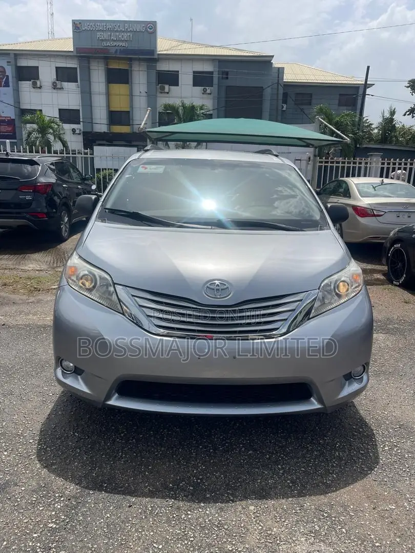 Toyota Sienna XLE FWD 8-Passenger 2013 Silver