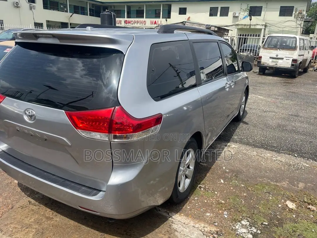 Toyota Sienna XLE FWD 8-Passenger 2013 Silver
