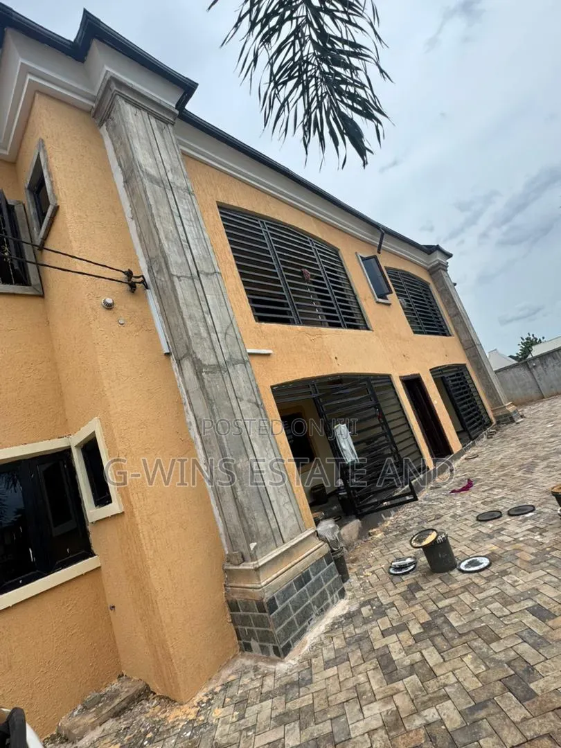 3bdrm Block of Flats in Aruogba Off Airport, Benin City for rent