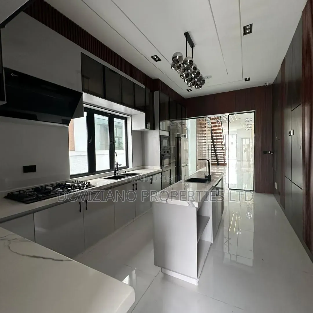 5bdrm Duplex in Ikota for sale