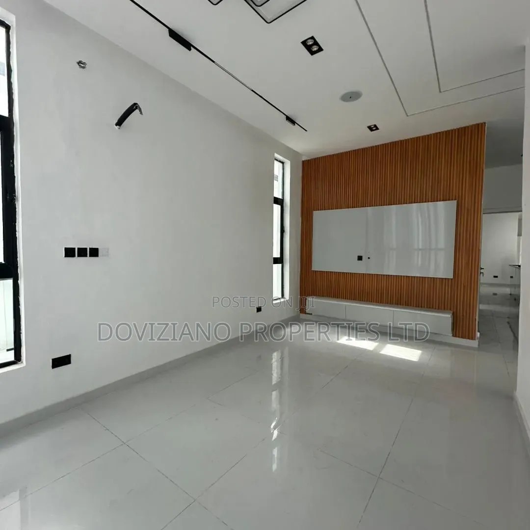 5bdrm Duplex in Ikota for sale