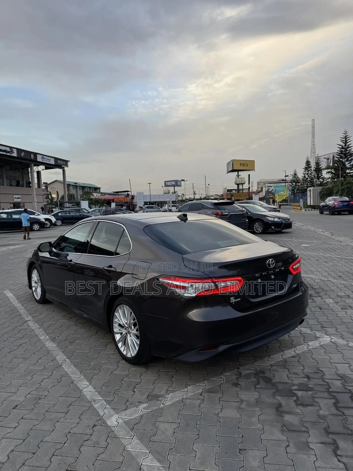 Toyota Camry XLE FWD (2.5L 4cyl 8AM) 2018 Gray