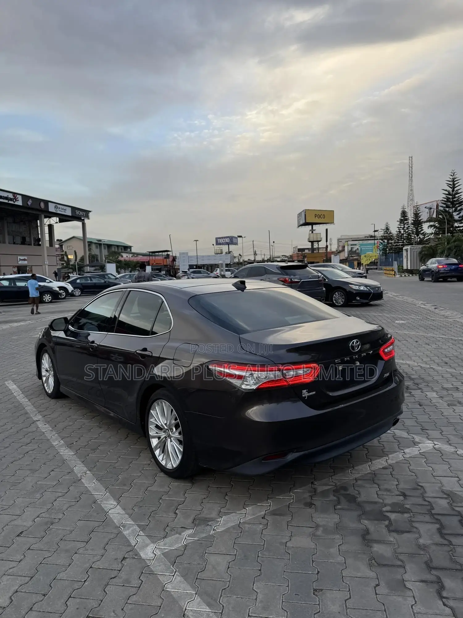 Toyota Camry XLE FWD (2.5L 4cyl 8AM) 2018 Gray