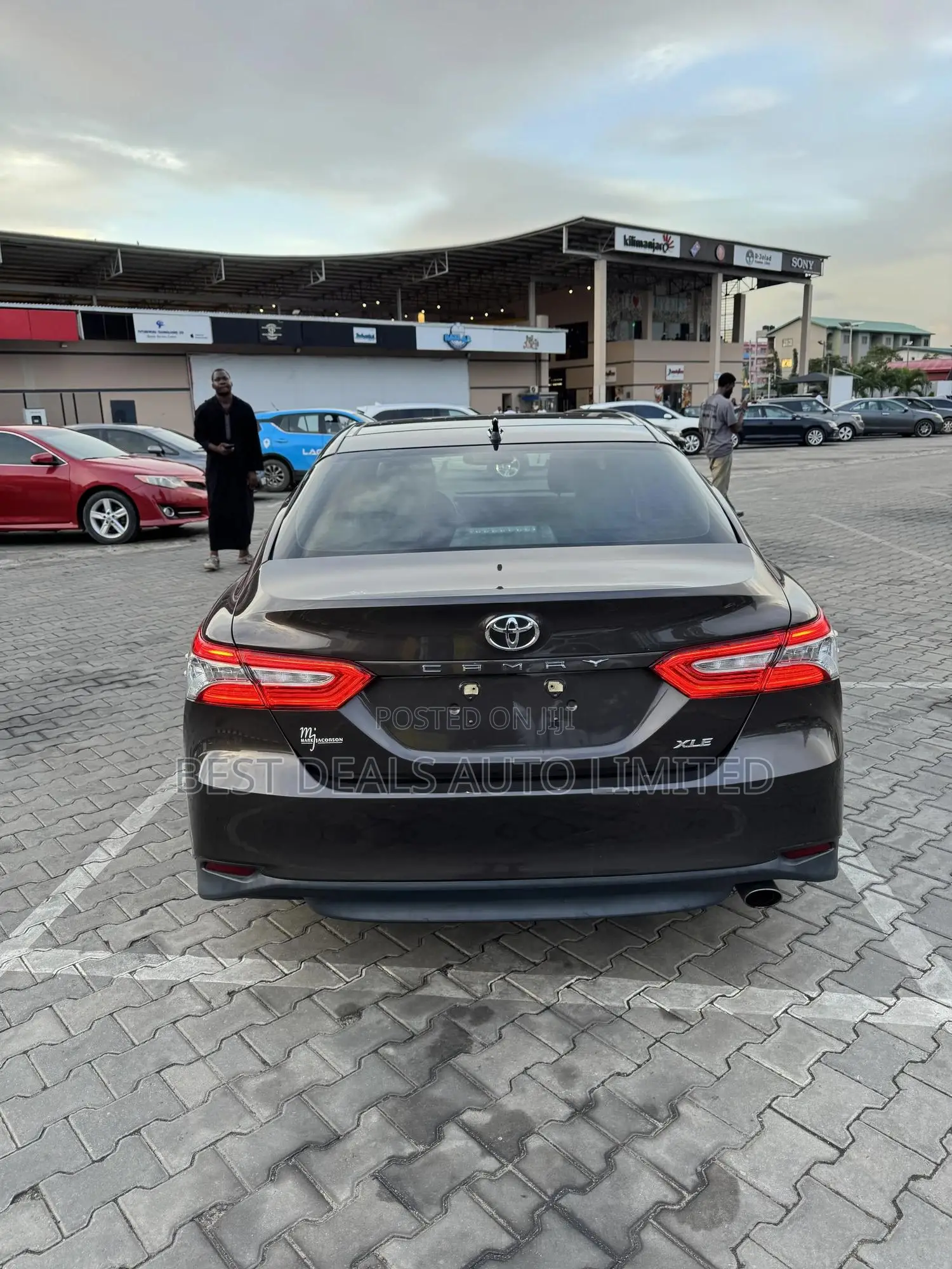 Toyota Camry XLE FWD (2.5L 4cyl 8AM) 2018 Gray