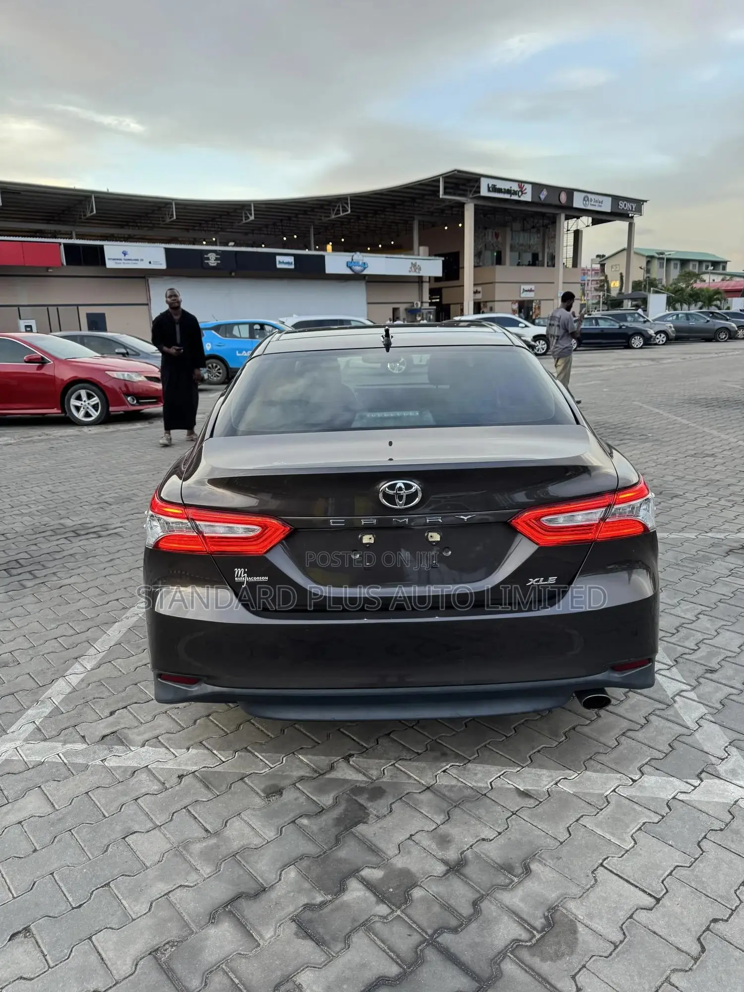 Toyota Camry XLE FWD (2.5L 4cyl 8AM) 2018 Gray