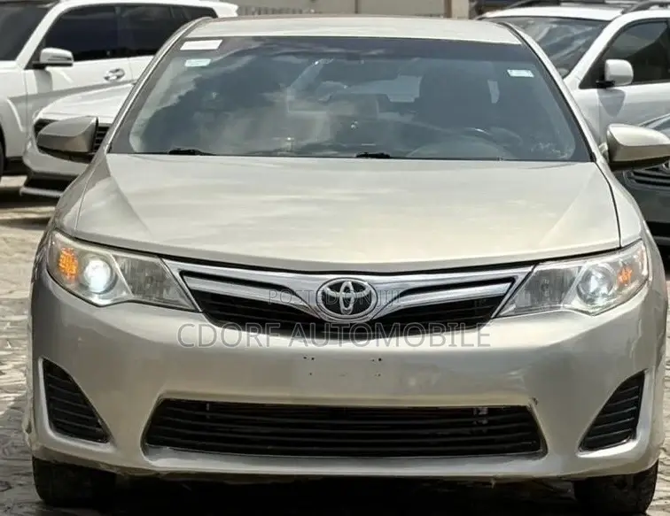 Toyota Camry LE 4dr Sedan (2.5L 4cyl 6A) 2013 Gold