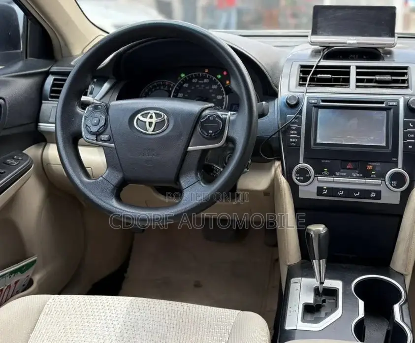 Toyota Camry LE 4dr Sedan (2.5L 4cyl 6A) 2013 Gold