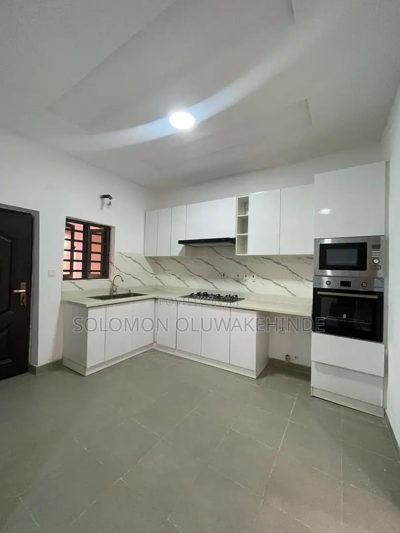 2bdrm Apartment in Lekki Phase 1 for sale