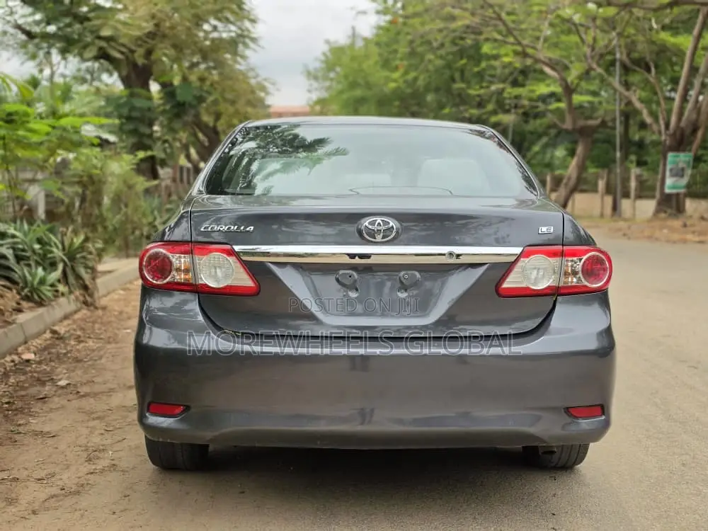 Toyota Corolla LE 4dr Sedan (1.8L 4cyl 4A) 2013 Silver