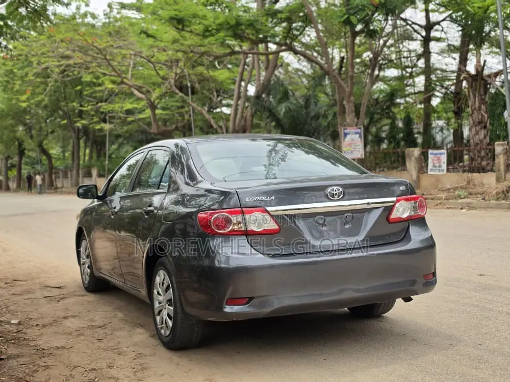 Toyota Corolla LE 4dr Sedan (1.8L 4cyl 4A) 2013 Silver