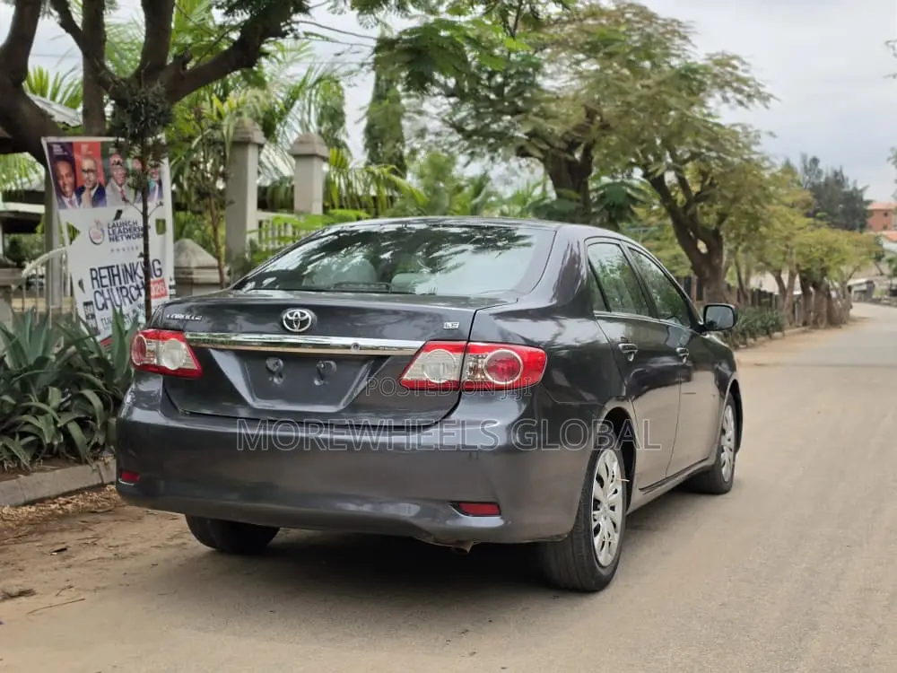 Toyota Corolla LE 4dr Sedan (1.8L 4cyl 4A) 2013 Silver