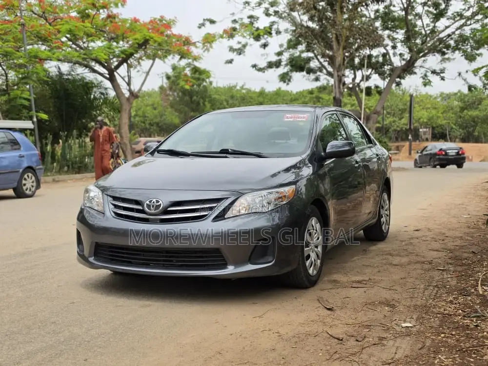Toyota Corolla LE 4dr Sedan (1.8L 4cyl 4A) 2013 Silver