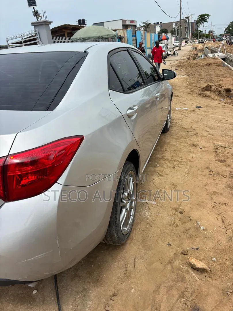 Toyota Corolla L 4dr Sedan (1.8L 4cyl Manual) 2016 Silver
