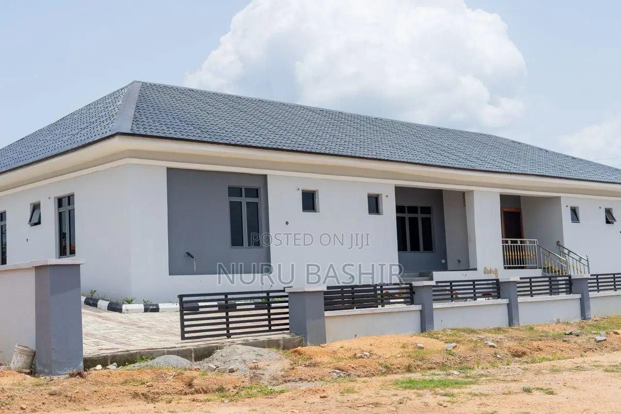 3bdrm Bungalow in Fort Court Estate, Akala Express for sale