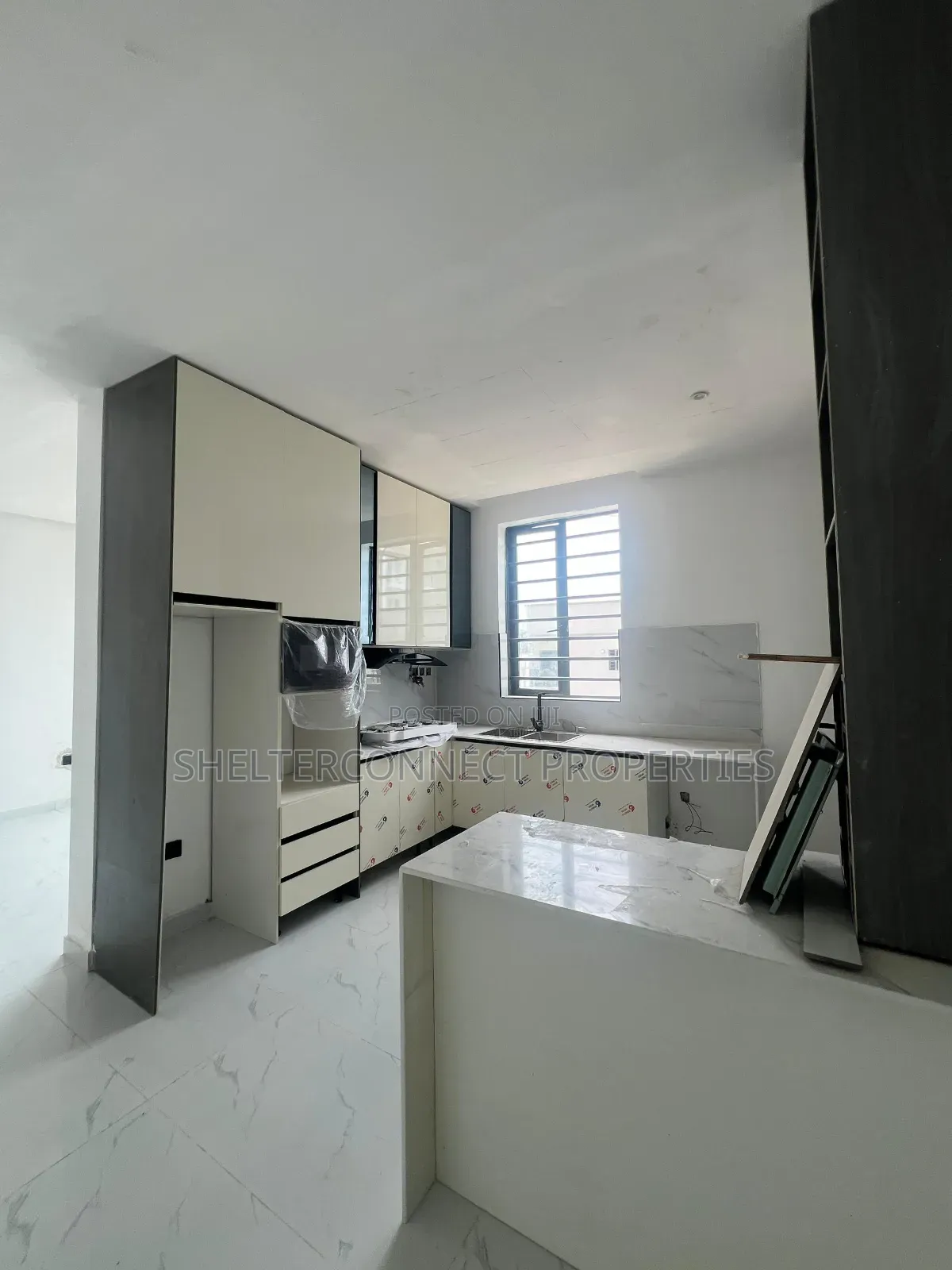 3bdrm Apartment in Lekki Phase 1 for sale