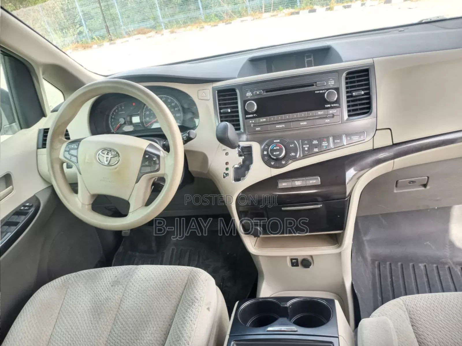 Toyota Sienna LE 7-Passenger Mobility 4dr Minivan (3.5L 6cyl 6A) 2015