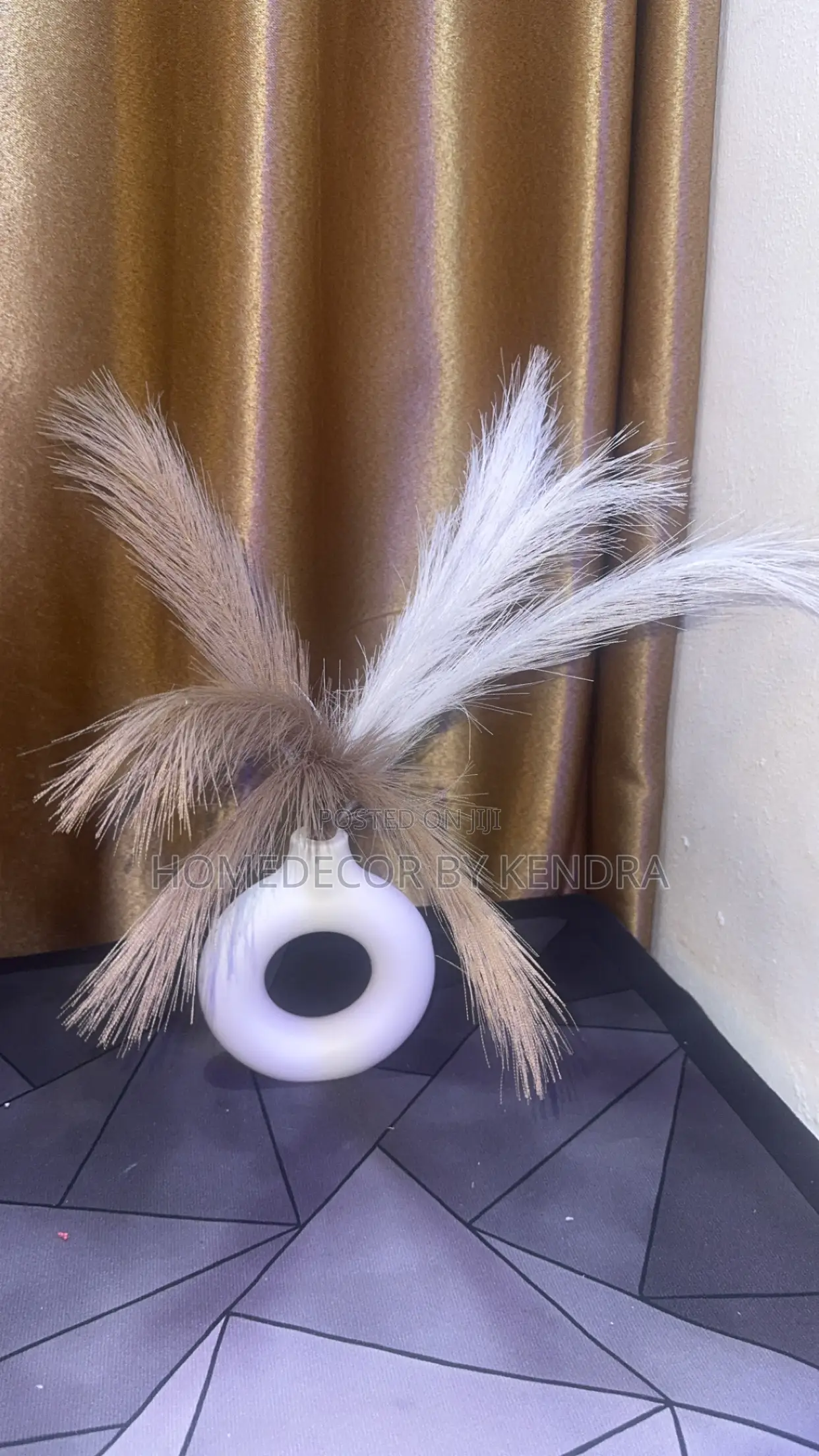Ceramic Vase /Plastic Donut Vase + Pampas Flower