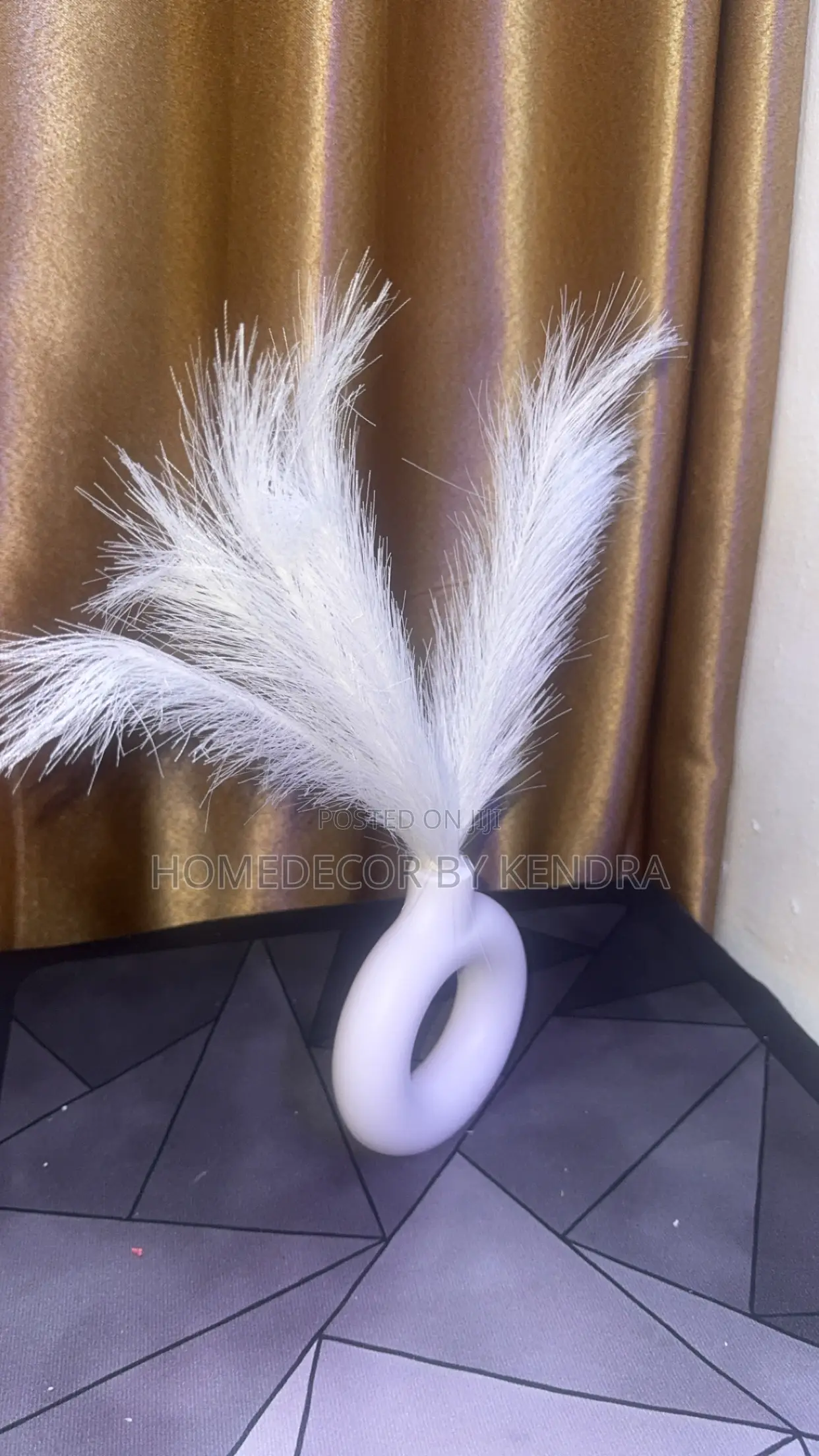 Ceramic Vase /Plastic Donut Vase + Pampas Flower