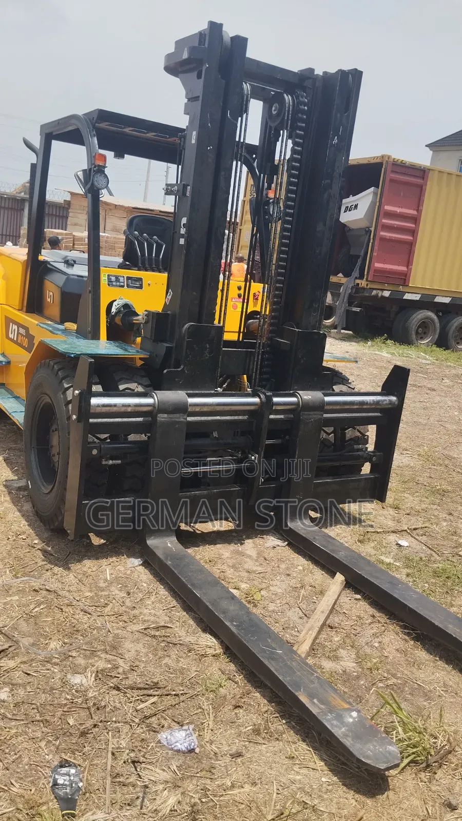Un N100 Series 10-Ton Diesel Forklift.
