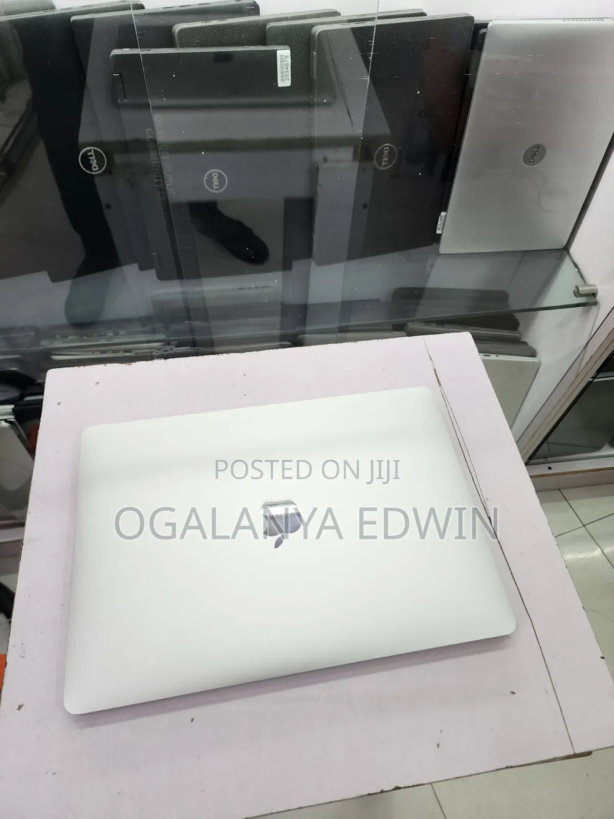 Laptop Apple MacBook Pro 2022 M2 8GB Apple M2 SSD 256GB