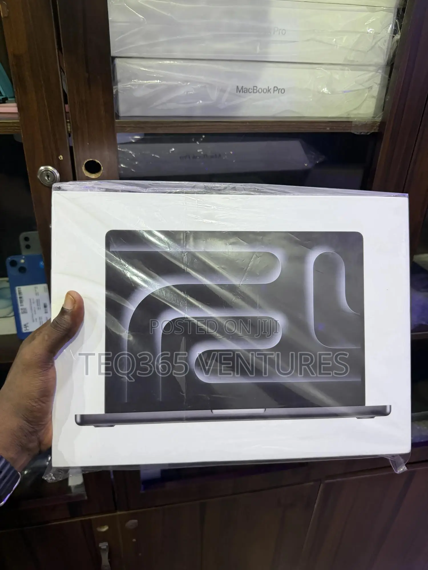 New Laptop Apple MacBook Pro 2025 M5 14-inch 16GB Apple M5 SSD 1T