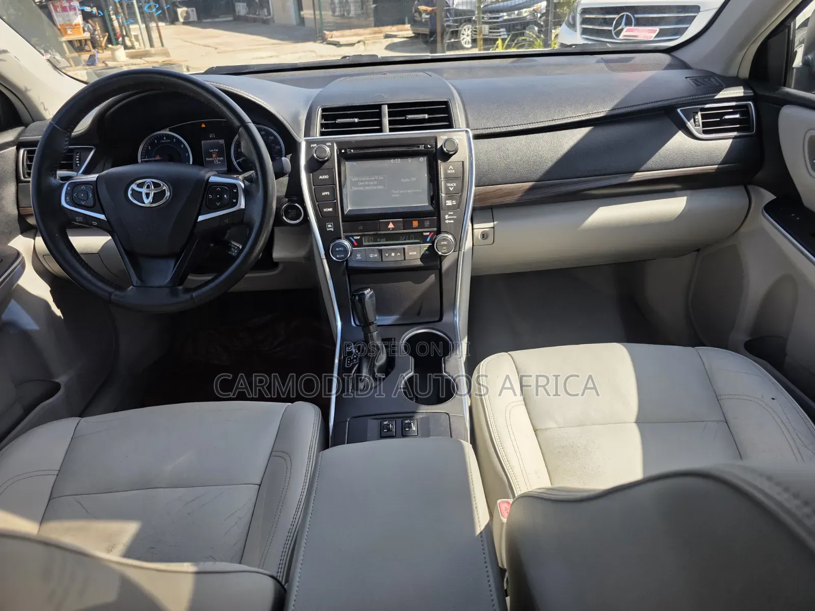 Toyota Camry XLE V6 4dr Sedan (3.6L 6cyl 6A) 2016 White