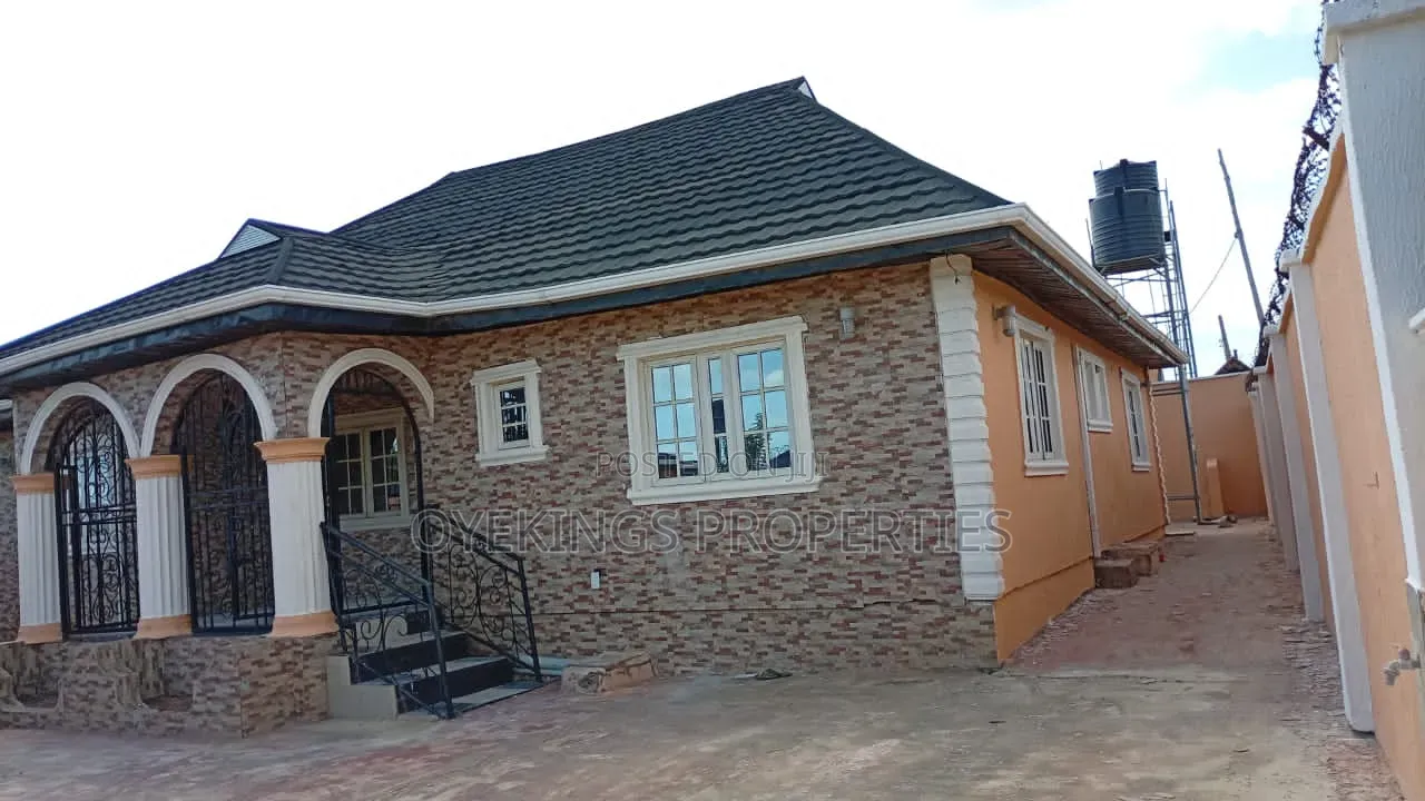 4bdrm Bungalow in Hassan Block, Oluyole Estate for sale