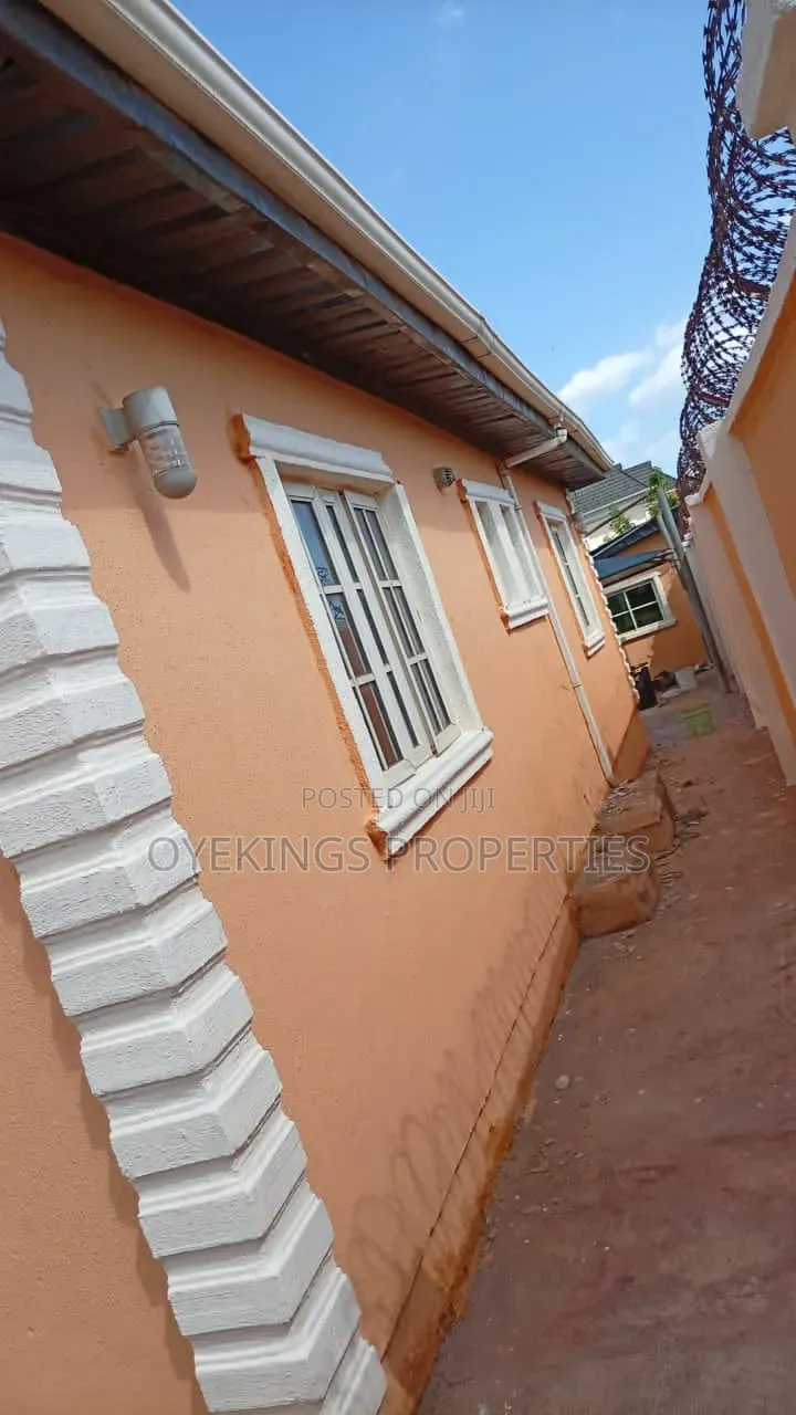 4bdrm Bungalow in Hassan Block, Oluyole Estate for sale
