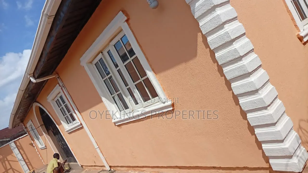 4bdrm Bungalow in Hassan Block, Oluyole Estate for sale