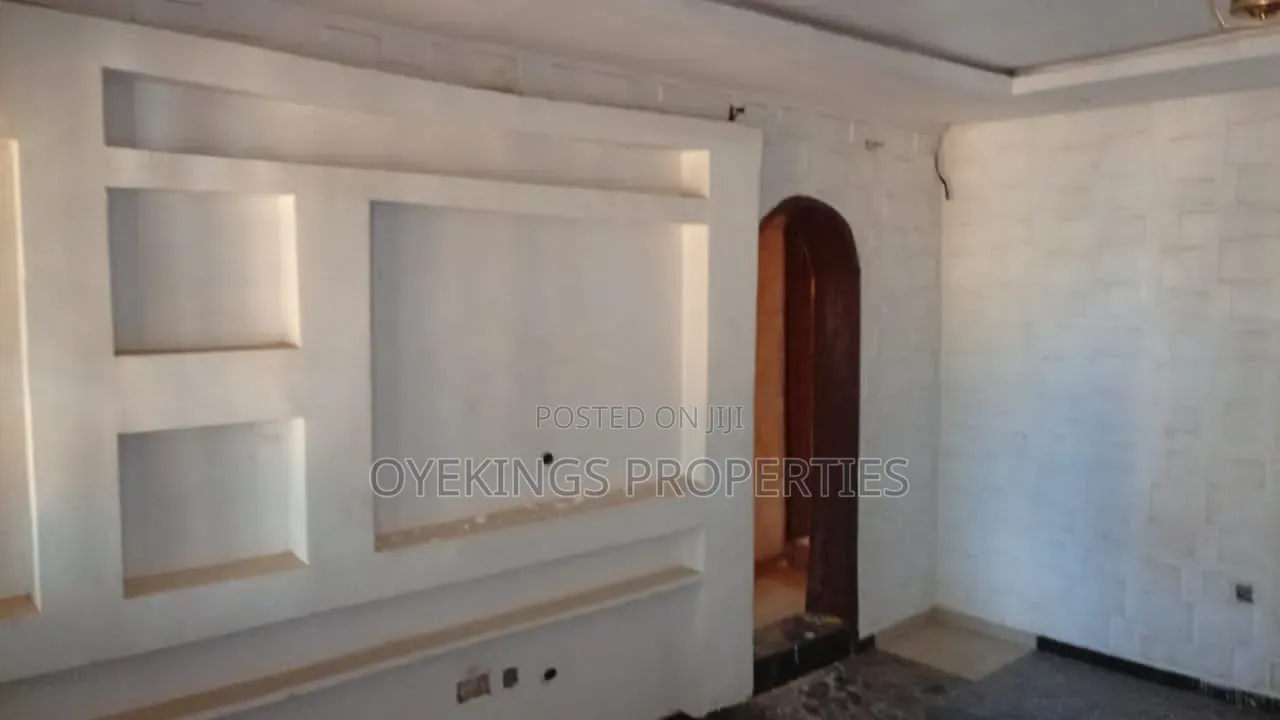 4bdrm Bungalow in Hassan Block, Oluyole Estate for sale