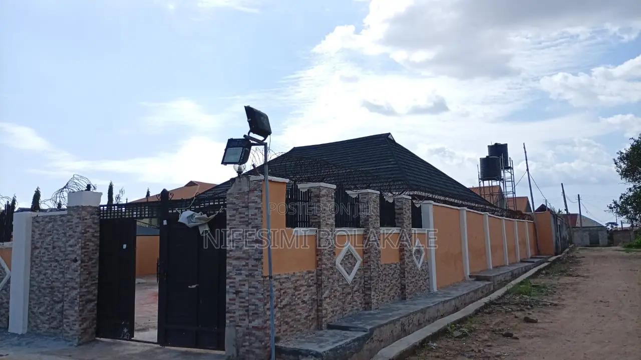 4bdrm Bungalow in Akuru Hassan Block for sale